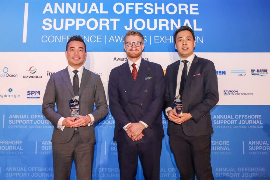 嘉時總經理張金龍(最左邊)和商業及業務拓展副總經理郭翔昇(最右邊)在倫敦領取「年度離岸能源船舶（Offshore Energy Vessel of the Year）」獎。(圖/嘉時 提供)