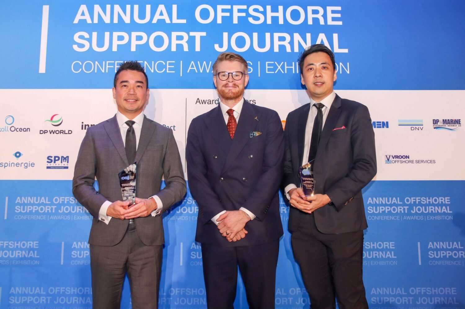 嘉時總經理張金龍(最左邊)和商業及業務拓展副總經理郭翔昇(最右邊)在倫敦領取「年度離岸能源船舶（Offshore Energy Vessel of the Year）」獎。(圖/嘉時 提供)