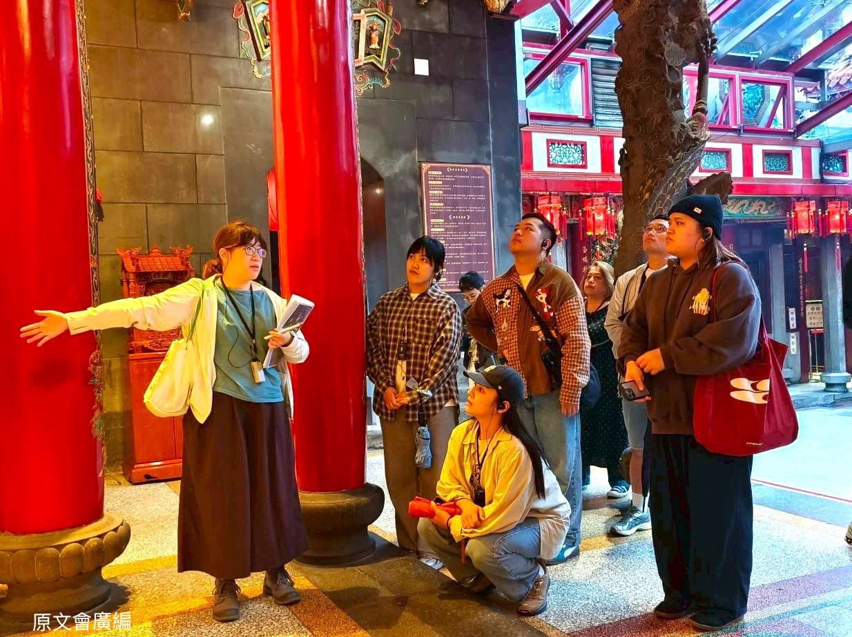 青年藝術家隨「桃托邦藝文聯盟」講師腳步,踏訪並聆聽桃園信仰中心景福宮的發展故事。(圖/原文會 提供)