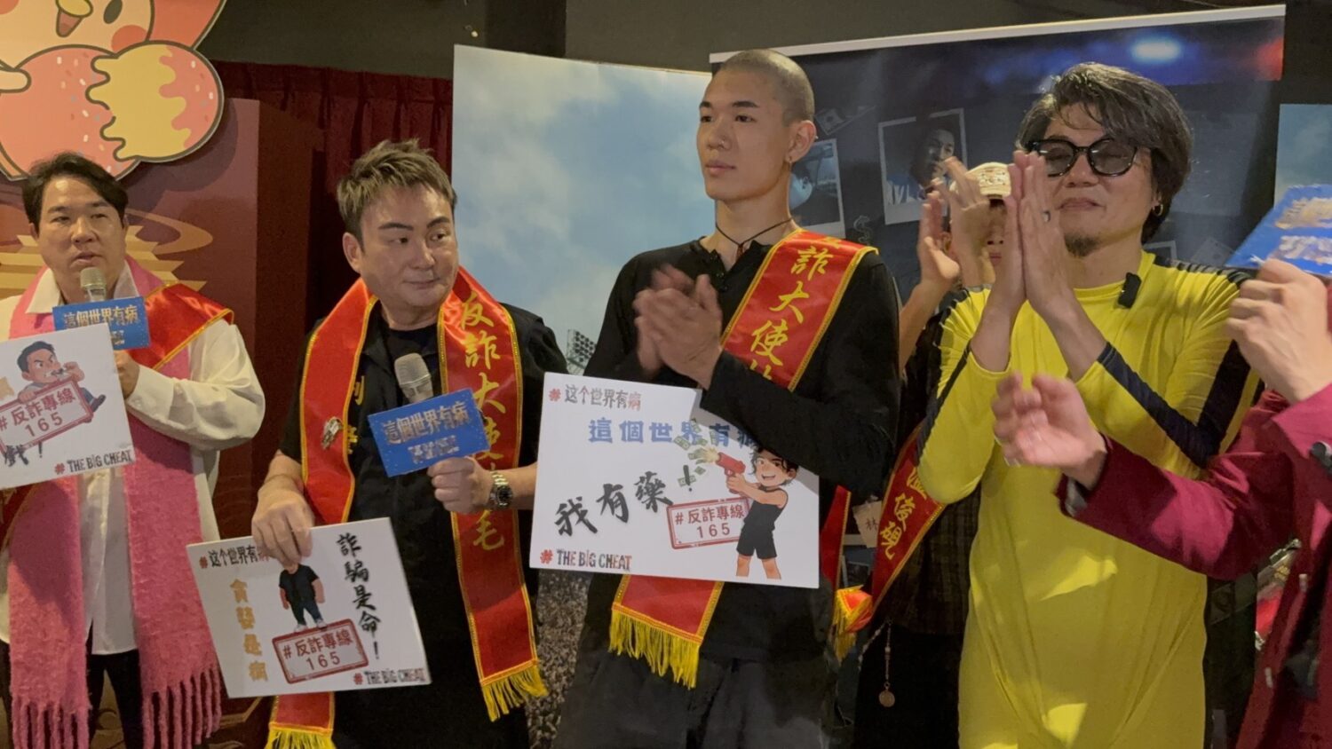 演員洪毛(左2)穿上刑警制服,幽默為主創團隊頒發「金色榮譽狀」。(圖/種子影業 提供)