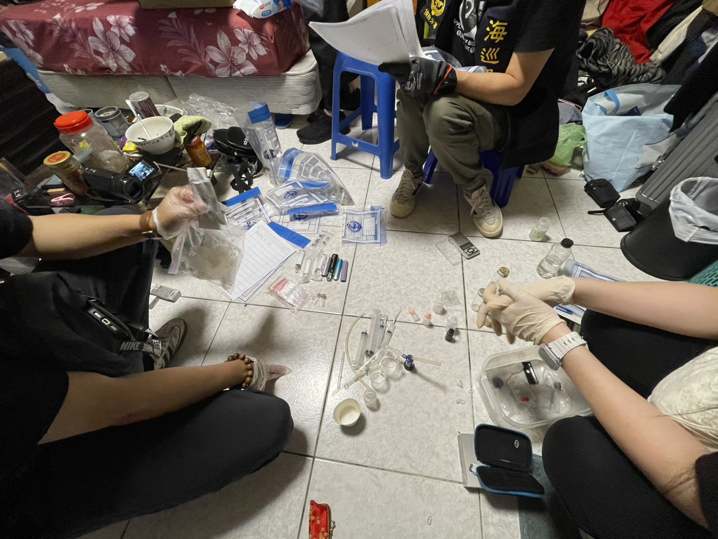 警方查獲安非他命、依托咪酯原料粉及菸彈……等毒品與器具。（圖／記者趙靜姸 翻攝）