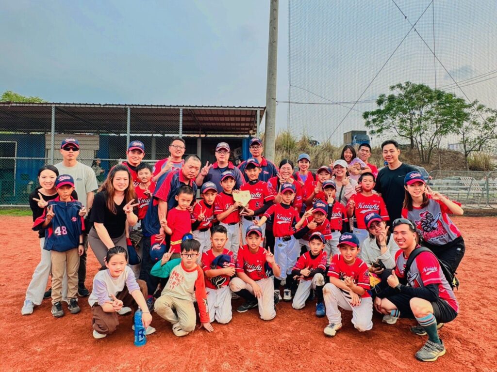  U10大甲媽祖嘉年華社區軟式盃賽落幕，小騎士隊勇奪亞軍，全隊小球員、教練團與家長賽後開心合影，留下榮耀時刻。（圖／記者林家嘉翻攝）