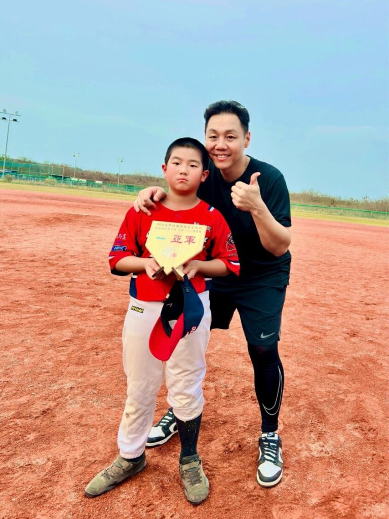 林益全賽後與兒子喬治溫馨合影，喬治手持亞軍獎牌，父子同框見證棒球精神傳承。（圖／記者林家嘉翻攝）
