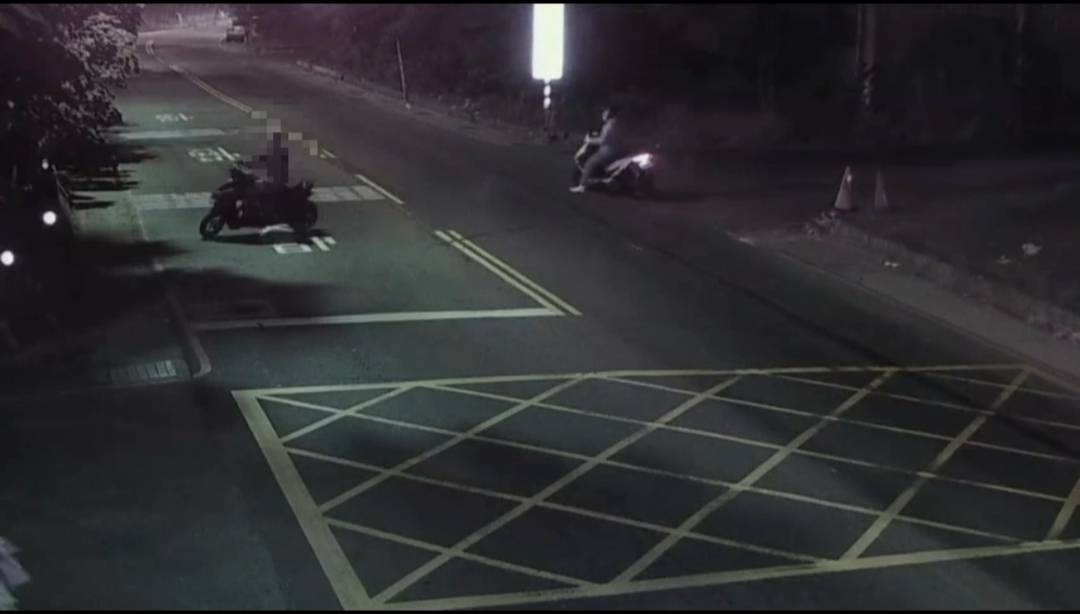 警方透過監視器收集飆仔行跡。(圖／記者李健興 翻攝）