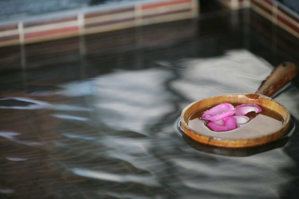 體驗被譽為「溫泉中的溫泉」的大坑碳酸氫鈉泉,泉質清澈無味且富含多種礦物質。(圖/參山管理處 提供)