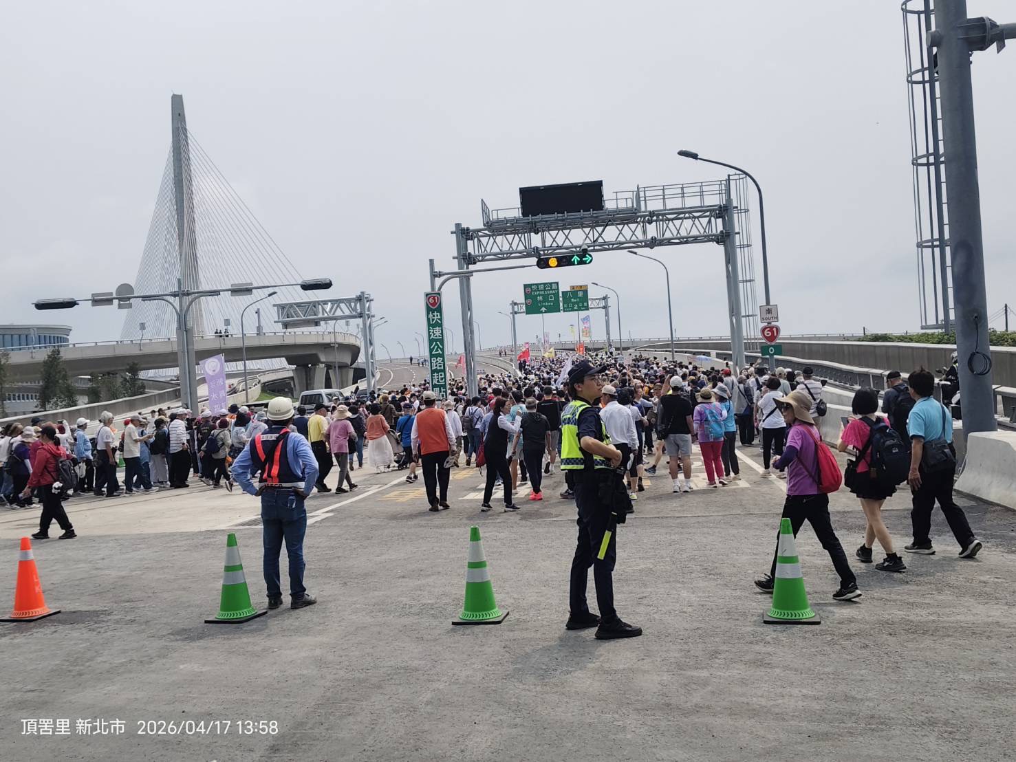 迎接淡江大橋通車，新北警啟動高規格交維安維作爲。(圖／記者李健興 翻攝）