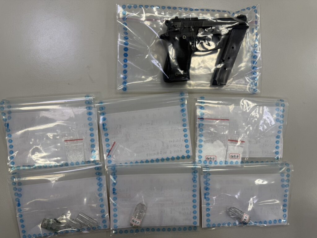 警方查獲槍支及毒品。(圖／記者李健興 翻攝）