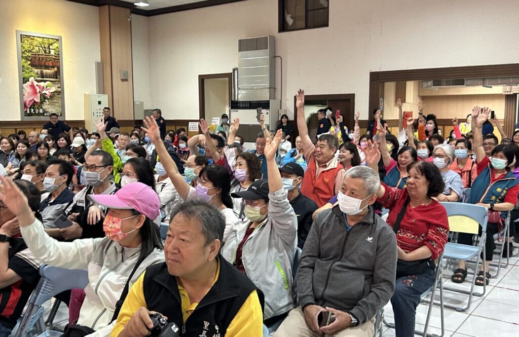 桃園市警局中壢分局昨（16）日於中壢區公所舉辦「社區治安會議」，向民眾彙報轄區治安現況及安全意識宣導，以強化社區防護網。（記者陳世軒攝）