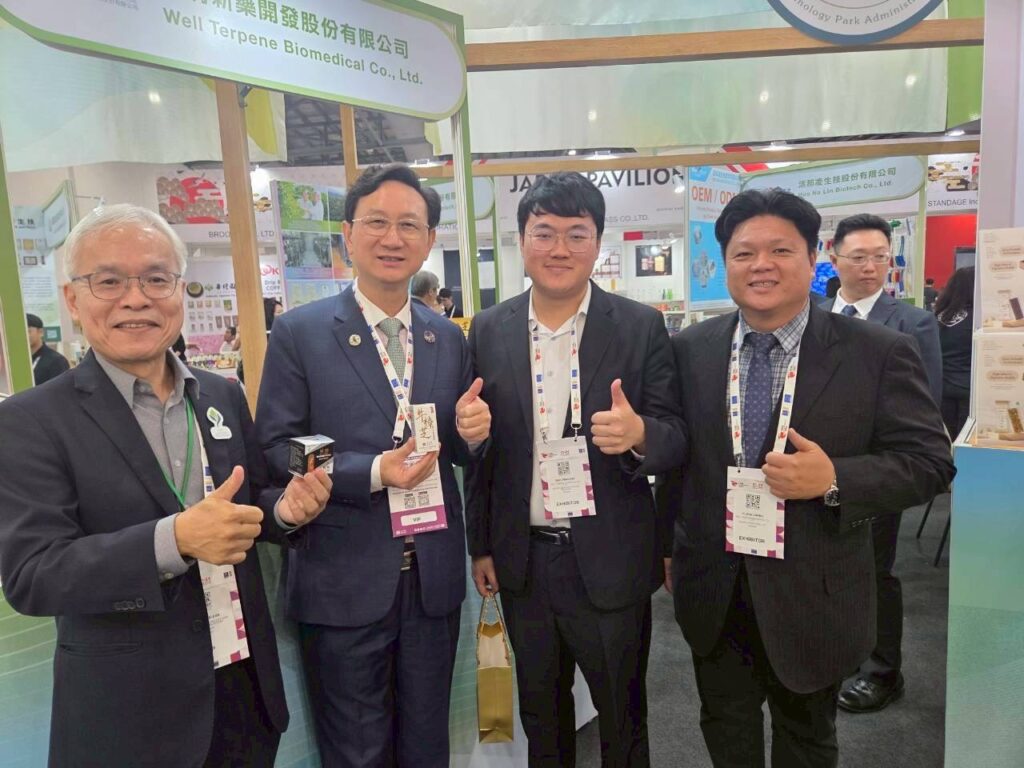 寶芝靈攜手專業團隊與新加坡大使共同推廣台灣獨有原料。(圖／寶芝靈生技 提供)