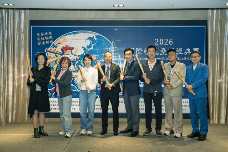 啟動儀式長官手持球棒齊心揮棒,象徵2026國際慢速壘球經典賽 台灣站宣告大會正式開跑。(圖/2026慢速壘球經典賽籌備委員會 提供)