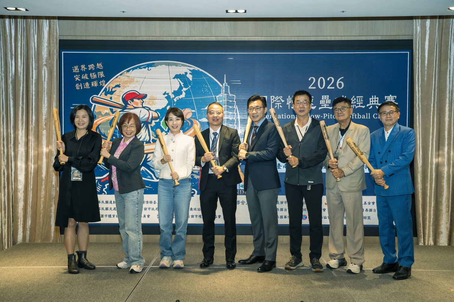啟動儀式長官手持球棒齊心揮棒,象徵2026國際慢速壘球經典賽 台灣站宣告大會正式開跑。(圖/2026慢速壘球經典賽籌備委員會 提供)