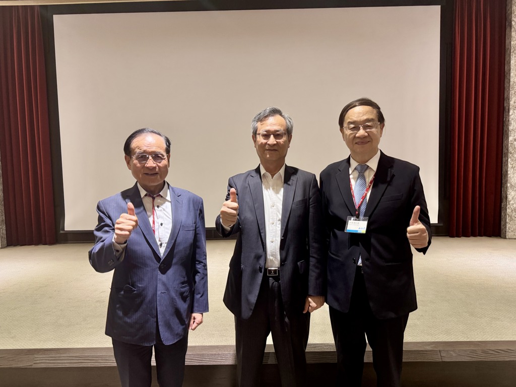 商研院董事長許添財（左）、商研院院長王建彬（右）與台達電總裁張訓海（中）共同合影。（圖／商研院提供）