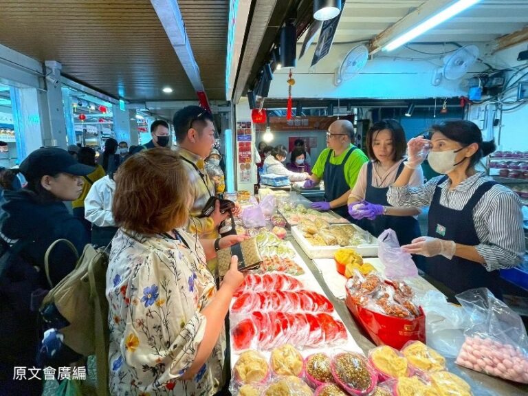 團隊走入桃園南門市場與巷弄中,挖掘桃園在地傳統飲食及市場變遷中的兒時記憶。(圖/原文會 提供)