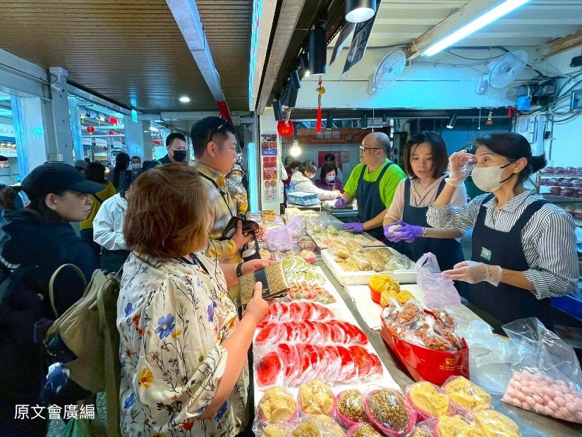 團隊走入桃園南門市場與巷弄中，挖掘桃園在地傳統飲食及市場變遷中的兒時記憶。(圖/原文會 提供)
