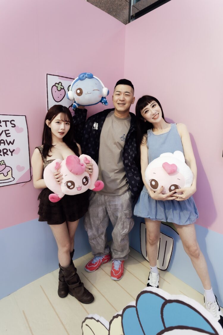 藝人草爺、蔡允潔、倩倩出席韓國超人氣IP《奇妙萌可》甜心生活樂園，兩人在現場不僅與可愛的萌可角色們互動，更成為全場焦點。(圖/像素匯 提供)