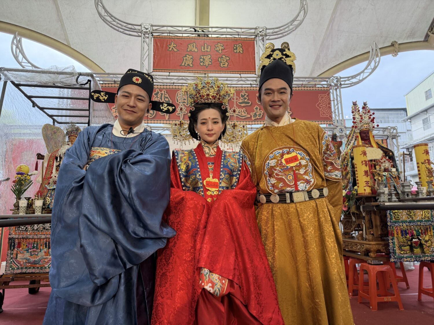 「神行盃國際四驅車大賽」發起人草爺(左一)、柯大堡(右一)宣佈第三屆「神行盃」將移師高雄岡山城隍殿舉行。(圖/神行盃 提供)