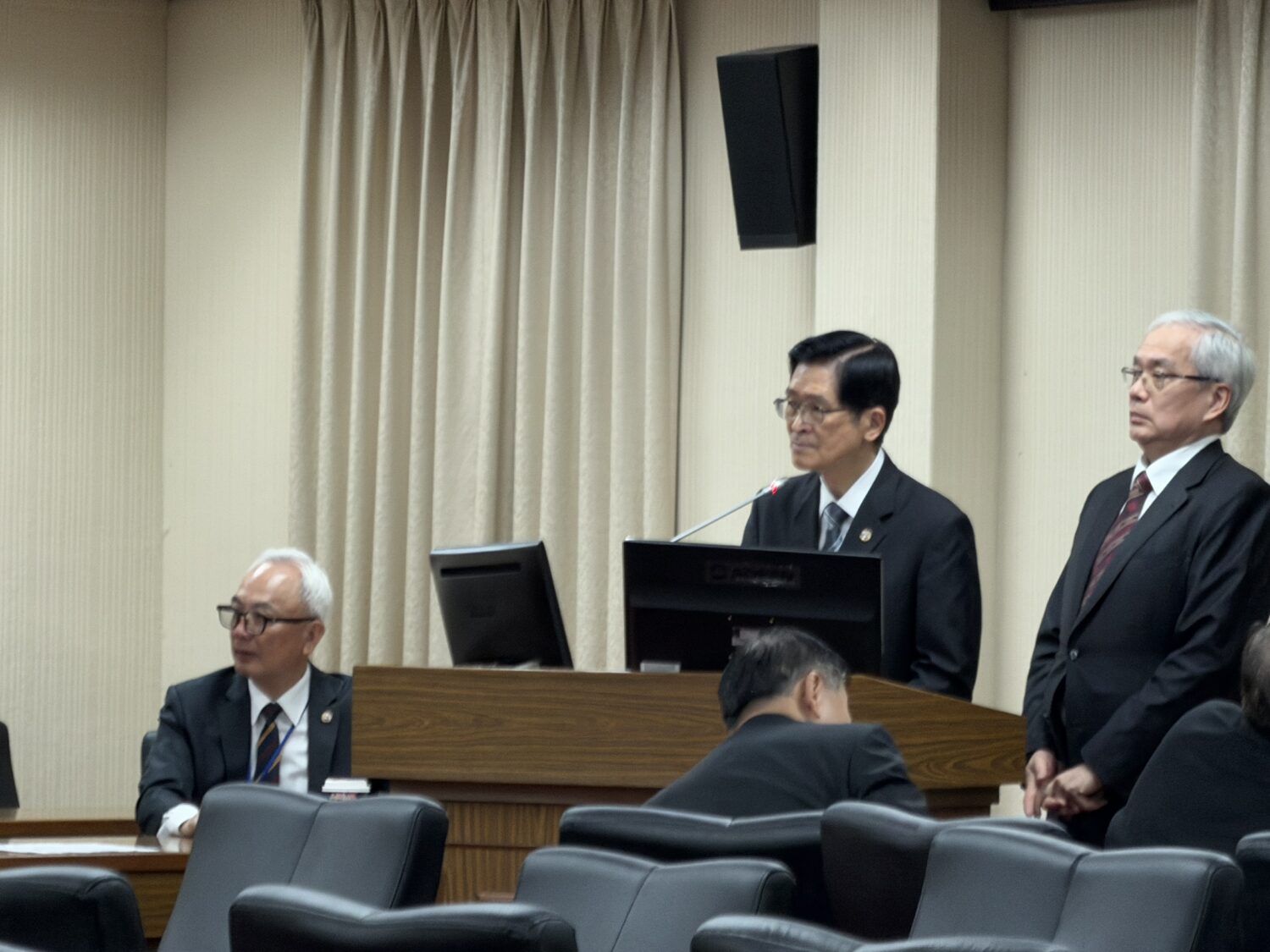 (左二)國軍退除役官兵輔導委員會主任委員嚴德發受邀到立法院外交及國防委員會報告業務概況,並備質詢。(圖/司徒 攝)