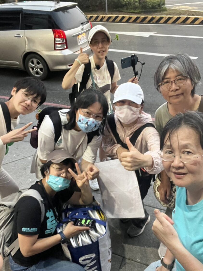 「小草」在柯文哲羈押期間,以及核三延役、反惡霸等公共議題上,也曾在北部、中部地區以舉牌、揹燈箱等方式上街表達訴求。(圖/民眾黨嘉義黨部)