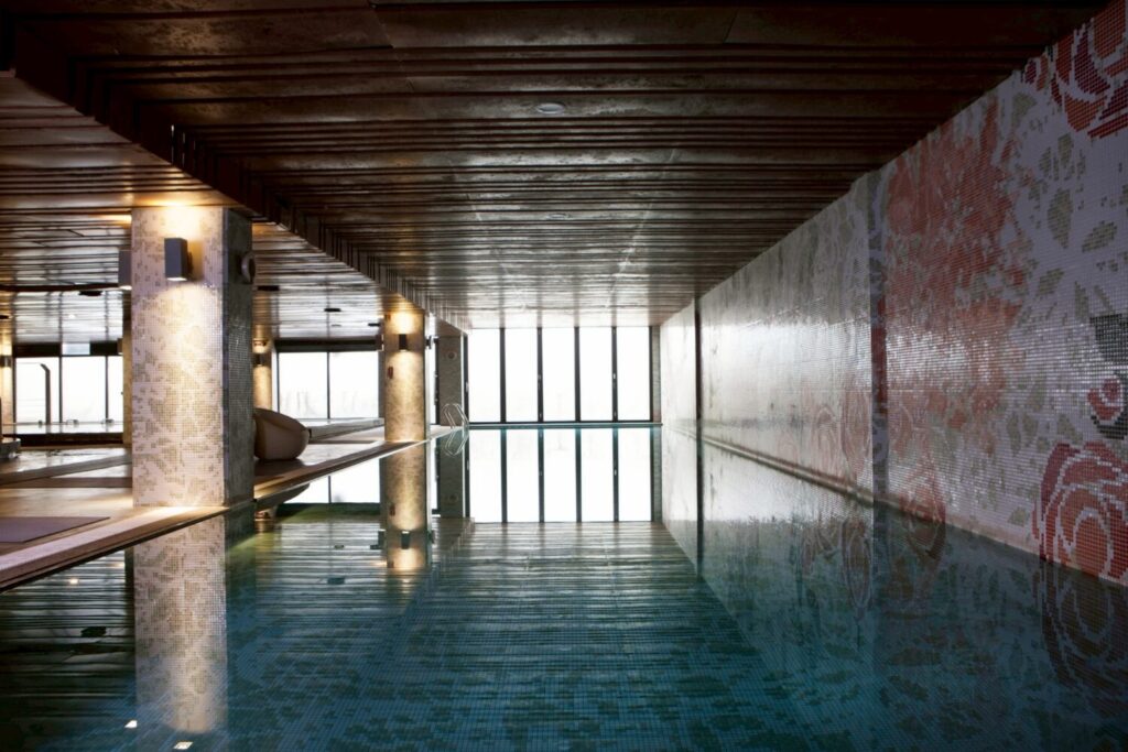 體驗全球罕見的海底溫泉,在大屯山泉水與海鹽層交織出的溫潤中,感受大地的奇蹟。(圖/新北市政府提供)