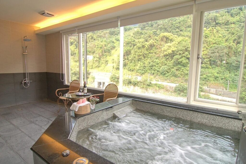 烏來溫泉區深厚的人文色彩，讓泡湯不只是身體的放鬆，更是一次走入泰雅部落生活的味蕾探索。（圖／鶴雅溫泉-新北市政府提供)