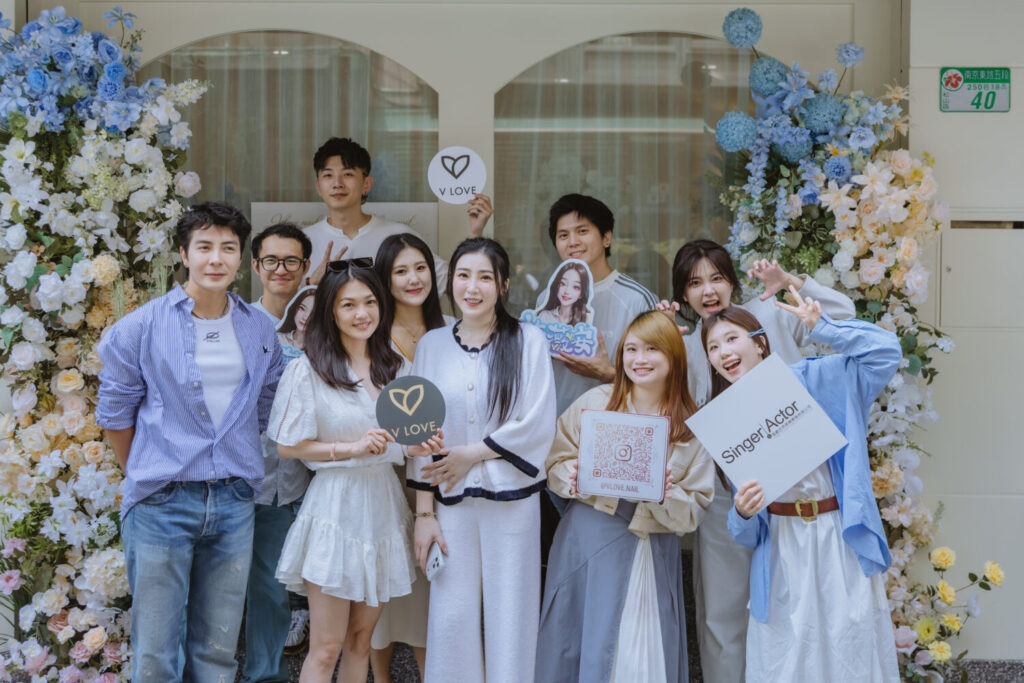 性感女神 許薇安 精心籌備終於成立了關於美的品牌VLOVE，開幕這天眾多藝人好友前來祝賀。(圖/唱戲世界娛樂 提供)