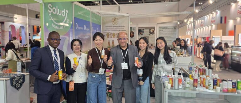 咕嚕康普茶總監王宇芬(左三)率團赴英參展，以透明製程與科學發酵展現台灣茶飲實力。(圖／咕嚕康普茶提供)