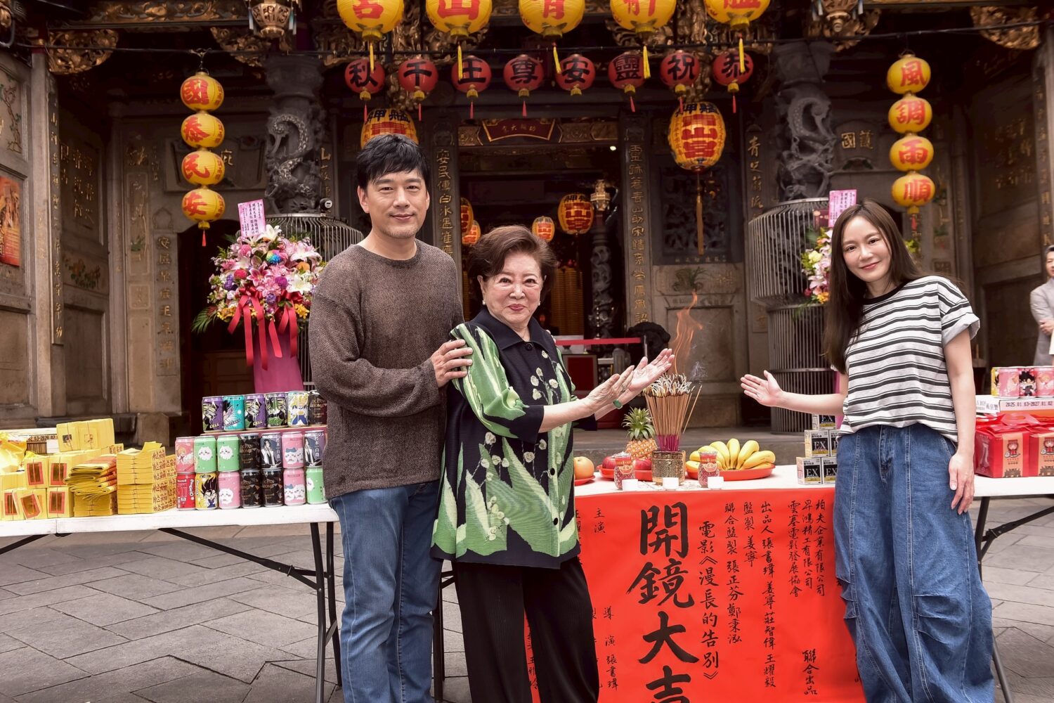 陳淑芳(中)、王耀慶(左)、尹馨(右)出席電影《漫長的告別》開鏡儀式。(圖/禾力文創 提供)
