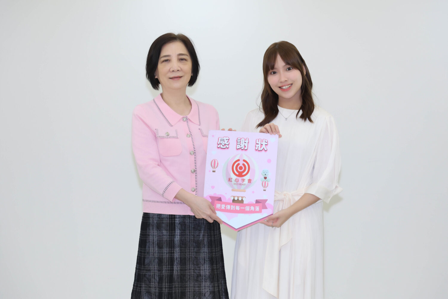 紅心字會秘書長李顯文(左)頒發感謝狀給陳佩賢(右)。(圖/紅心字會 提供)