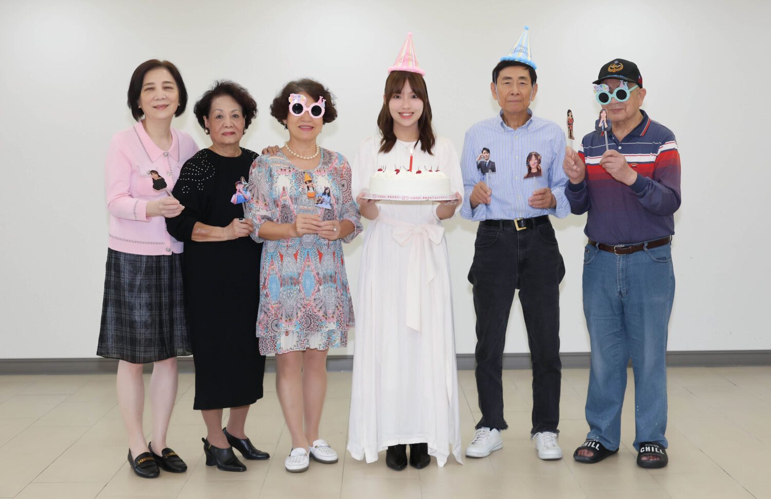 紅心字會的長輩們一起幫陳佩賢慶祝生日。(圖/紅心字會 提供)