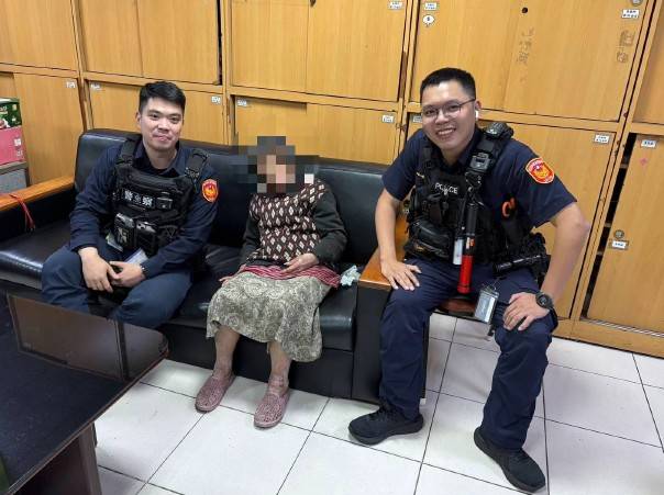 大同分局員警陪同婦人返所休息及合影。(圖／記者戴昱弘 翻攝）