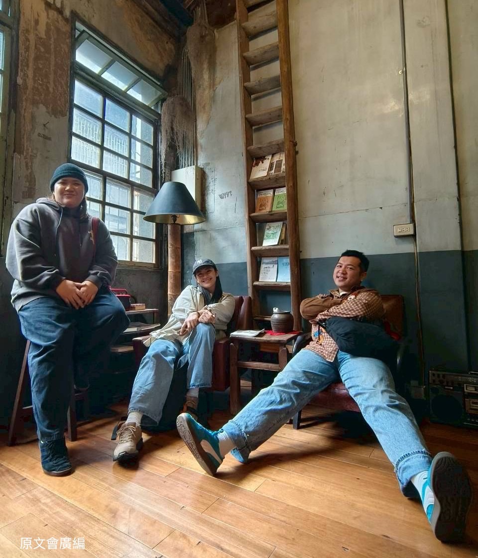 本次計畫邀請三位藝術家,包括:擅長複合媒材的賽德克族藝術家SiyatMoses阮原閩(右)、專精版畫的布農族藝術家Ali Istanda胡家瑜(左),以及擅長行為藝術的賽夏族創作者maya' a taboeh hayawan羅媛(中)。(圖/原文會 提供)