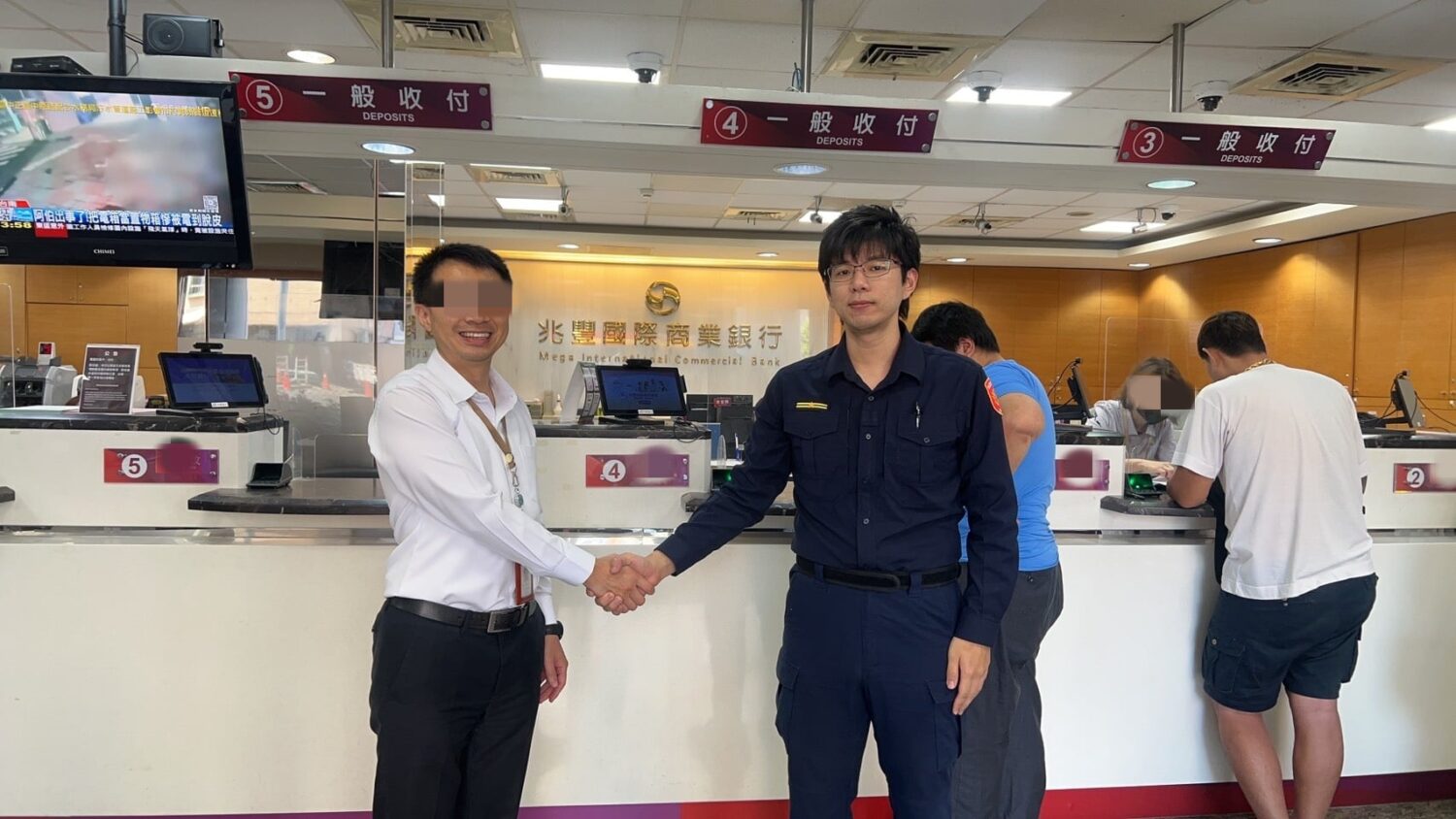 成功攔阻詐騙案發生，兆豐銀行中壢分行副理致上感謝，表示好在警方及時趕來，才能守住民眾財產。（記者翻攝）