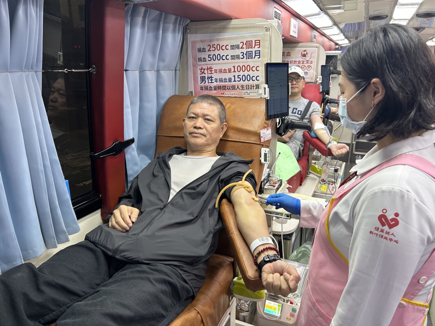 即使今天活動舉辦在平日，並且遭遇降溫及下雨等「天公不做美」難題，但依然有民眾挽袖響應。（記者陳世軒攝）