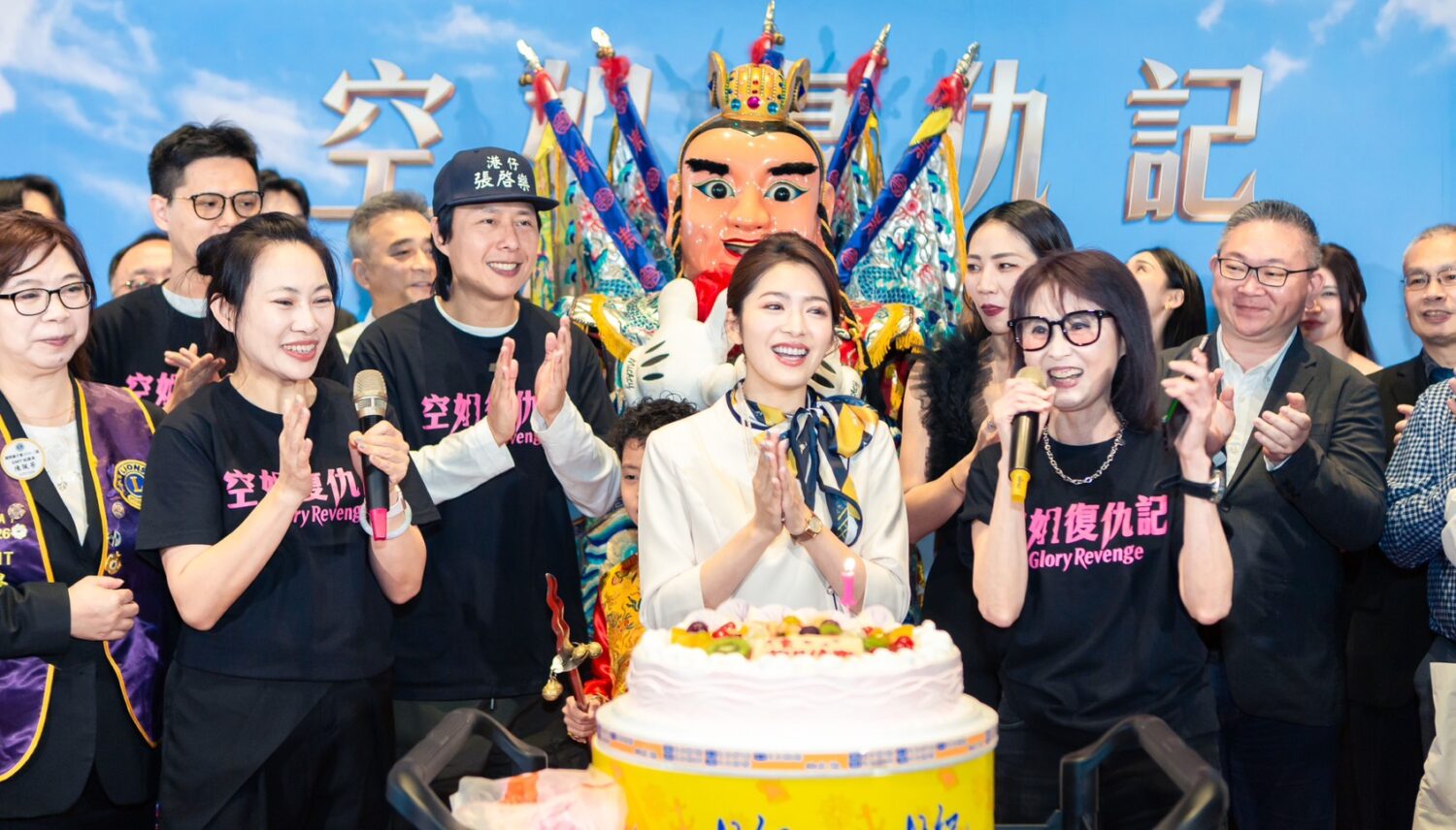 《空姐復仇記》主創團隊今日貼心為片中飾演空姐的劉倩妏慶生。(圖/萊思捷有限公司 提供)