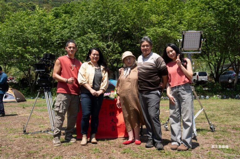 導演與主要演員合影(左起)Tlow Hayung曾少東、導演Laha Mebow陳潔瑤、Kagaw Piling林詹珍妹、Wilang Lalin洪金輝、Amuyi呂薔。(圖/供稿單位 提供)