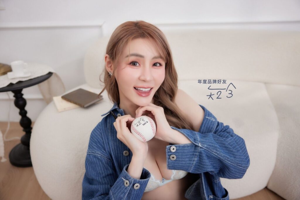 啦啦隊女神驚傳「轉行」當店長？EASY SHOP牽手短今 啟動全台巡迴寵粉儀式。(圖/EASY SHOP 提供)