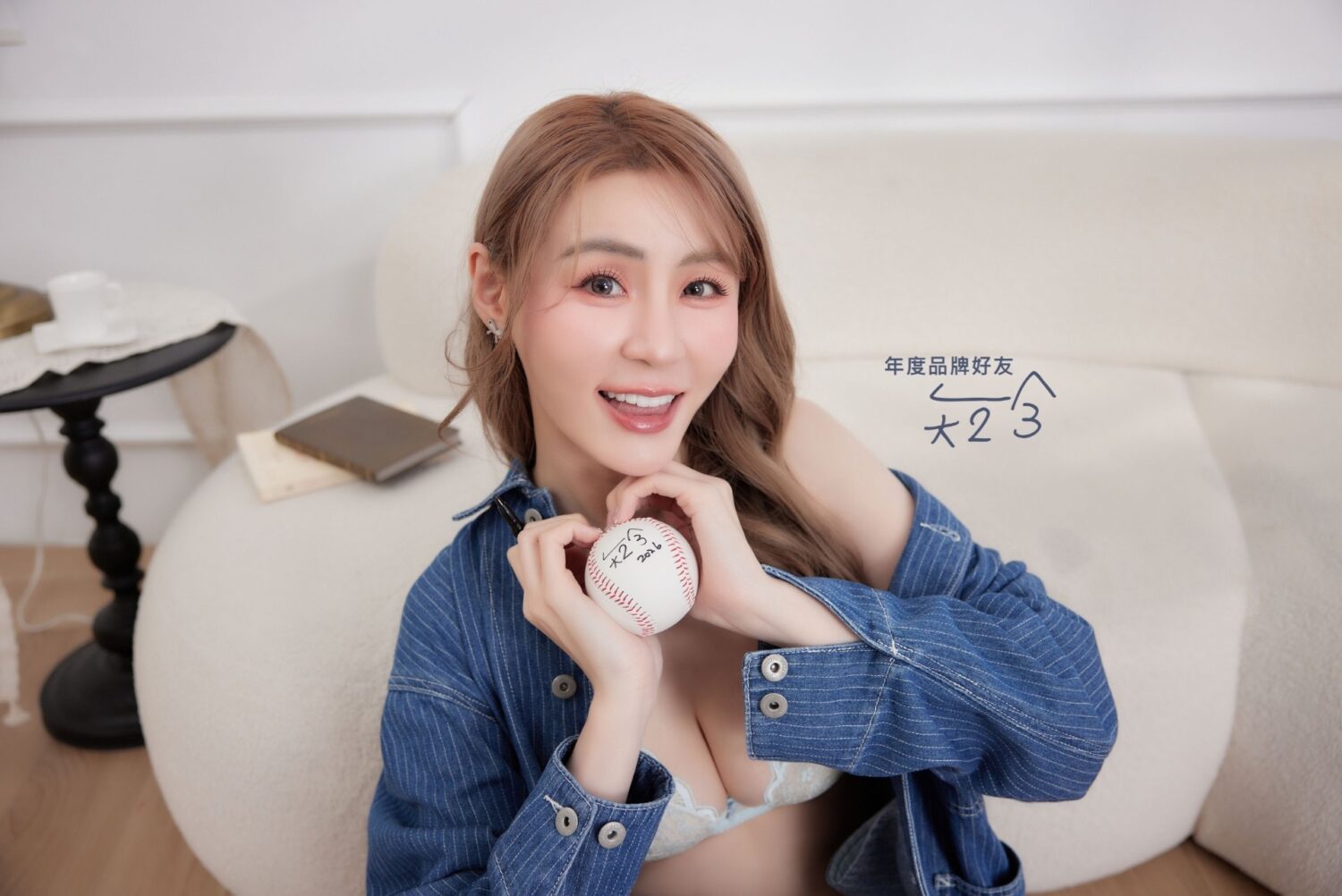 啦啦隊女神驚傳「轉行」當店長？EASY SHOP牽手短今 啟動全台巡迴寵粉儀式。(圖/EASY SHOP 提供)