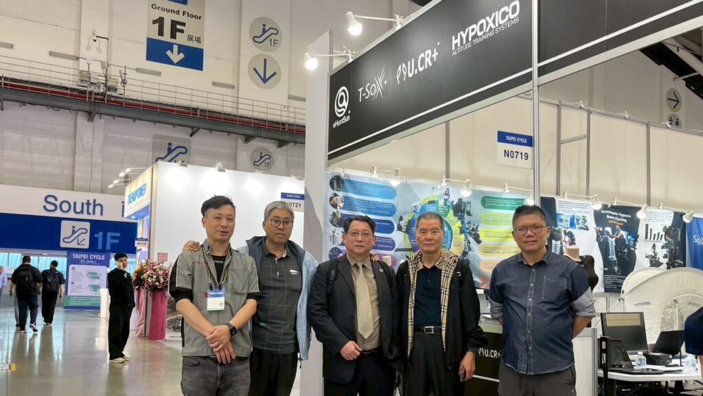 T-SOX左起執行長蔣琦瑤，顧問教授級許智欽醫師，王鐘賢特聘教授，董事長陳朝泉，林侑良經理於2026台北自行車展合影。(圖/T-SOX 提供)