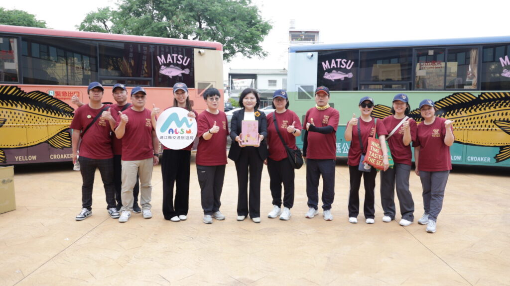 代表連江縣長王忠銘致贈白沙屯媽祖紀念酒 。(圖／主辦單位提供)