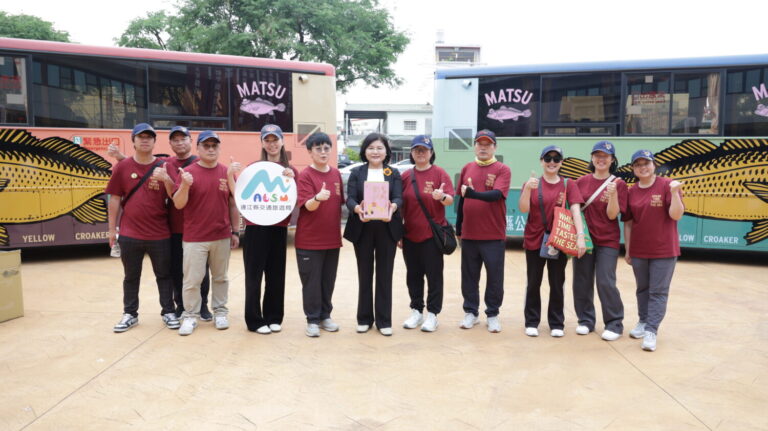 代表連江縣長王忠銘致贈白沙屯媽祖紀念酒 。(圖／主辦單位提供)