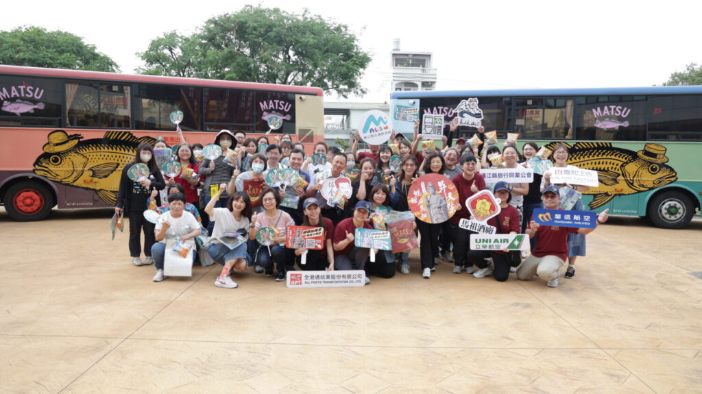 雲林縣府同仁搶拍黃魚公車。(圖／主辦單位提供)