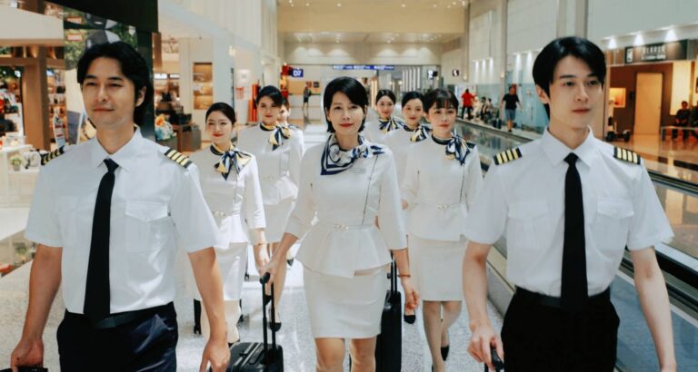 男女主角與空服員團隊身著整齊挺拔的制服，拉著行李箱在機場內自信穿梭，展現航空業的高度專業形象 。
