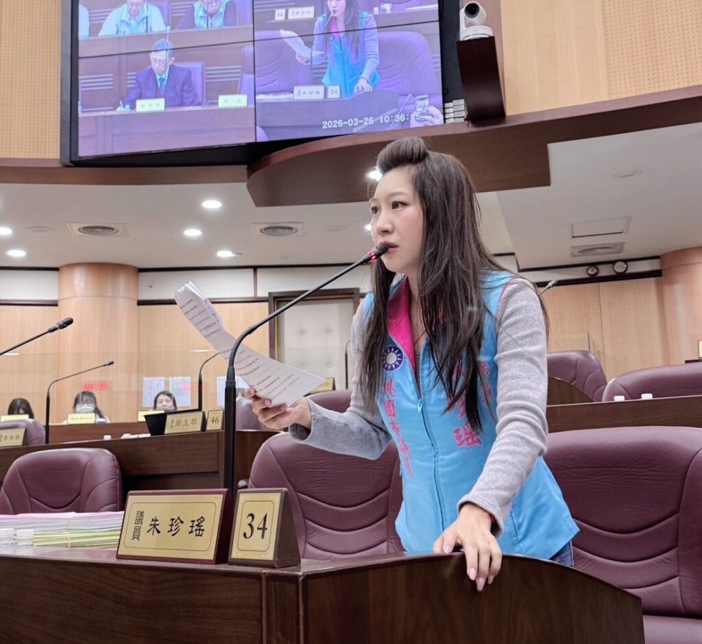 桃園市議員朱珍瑤遭一名黑衣男子闖入服務處進行言語威脅。對此，朱珍瑤於昨（22）日發布聲明表示絕不姑息，已前往桃園市政府警察局八德分局報案，並將涉嫌男子逮捕送辦。（截自朱珍瑤臉書官網）