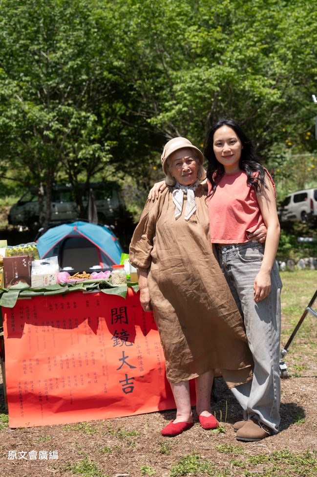 主要演員合影(左起)Kagaw Piling林詹珍妹、Amuyi呂薔。(圖/原民會 提供)