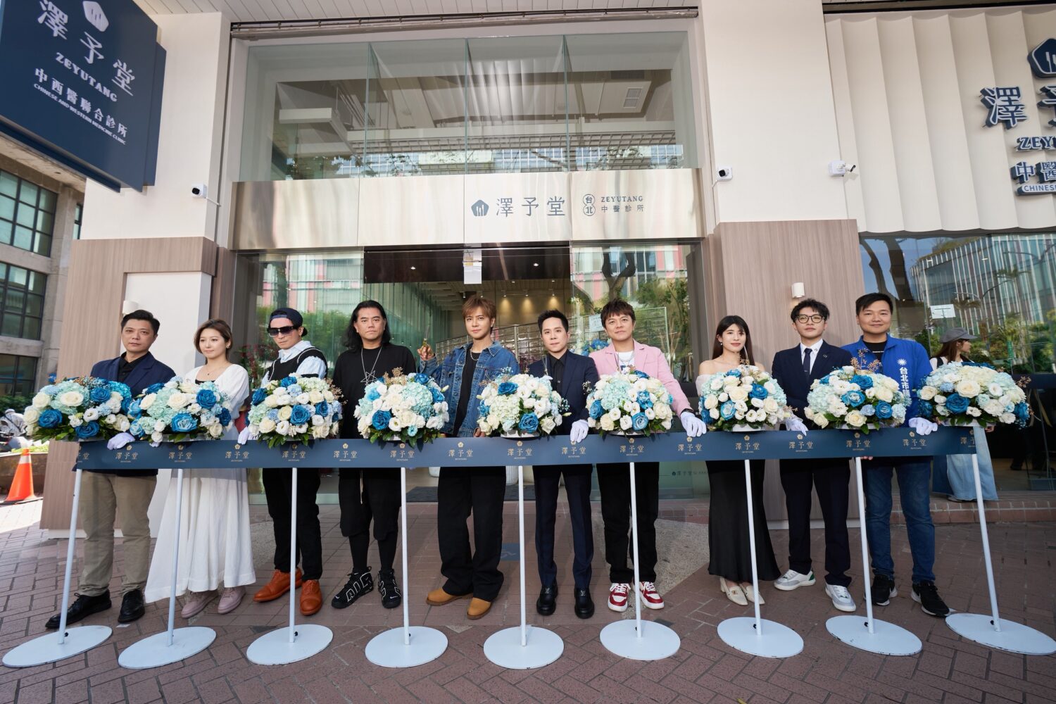 (右四)曾治豪出席中醫「澤予堂」台北旗艦店開幕典禮，感謝恩人(右五)陳立哲總院長助他找回自信。(圖/澤予堂 提供)