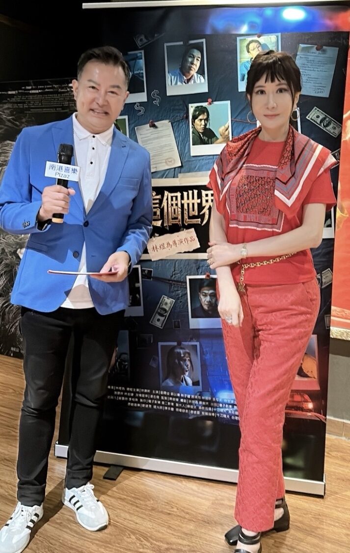 女力企業家趙淇淇(右)與活動主持人合影。(圖/艾可益公司 提供)