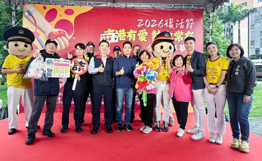 南港分局副分局長謝佾廷、偵查隊長歐陽俊與市長蔣萬安、市議員游淑慧以及藝之星教會牧師宋達民、楊羽霓共同上台反詐。(圖／記者薛秀蓮 翻攝)