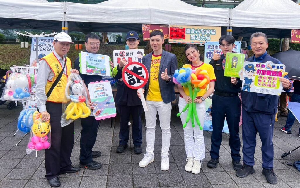 南港打詐隊及藝之星教會牧師宋達民、楊羽霓聯手反詐。(圖／記者薛秀蓮 翻攝)