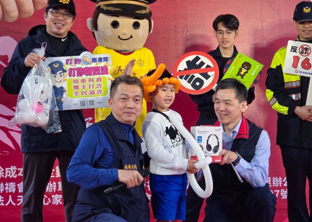 南港分局副分局長謝佾廷與孩童開心互動。(圖／記者薛秀蓮 翻攝)