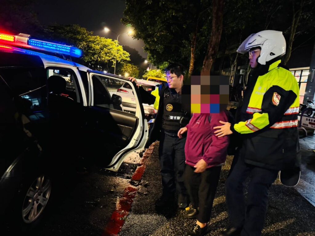 員警尋獲迷途婦人。(圖／記者薛秀蓮 翻攝)